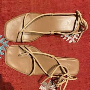 LoQ Ara Sandal in Dune